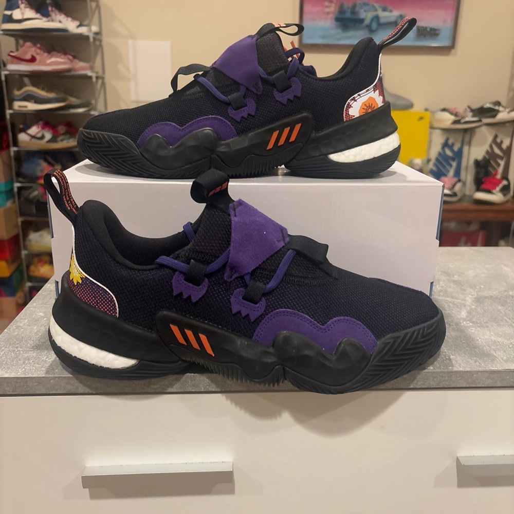 Adidas Trae Young size 10.5